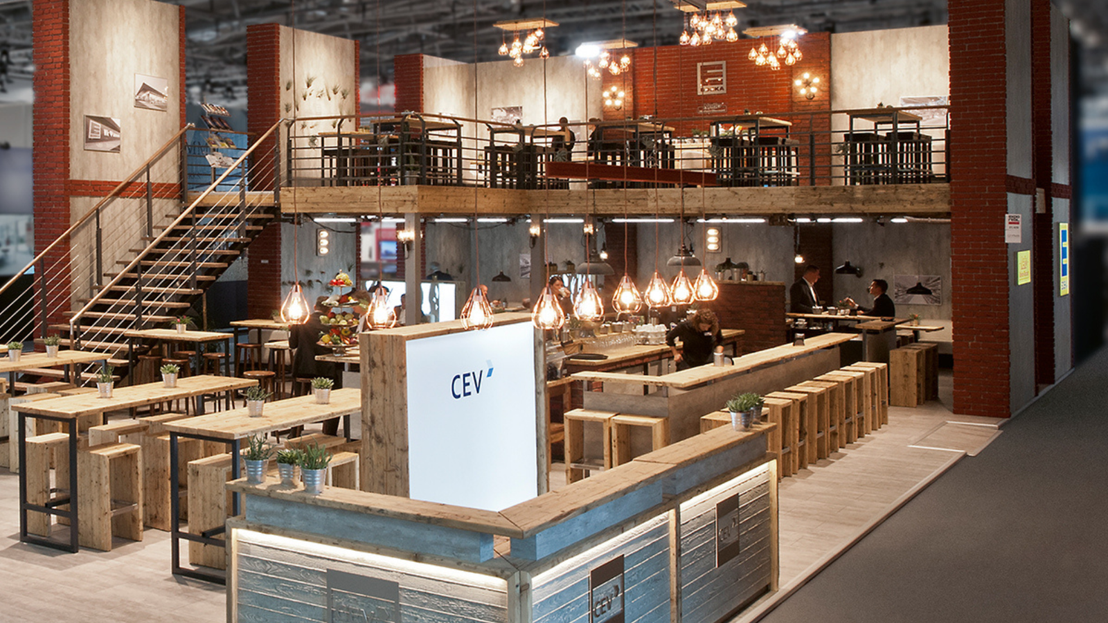 Messestand-Ideen mit zwei Etagen: So schaffen Sie mehr Raum für Gespräche und Sichtbarkeit